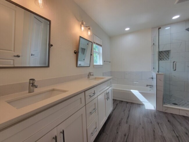 Photo - 10652 Hamlin Dr