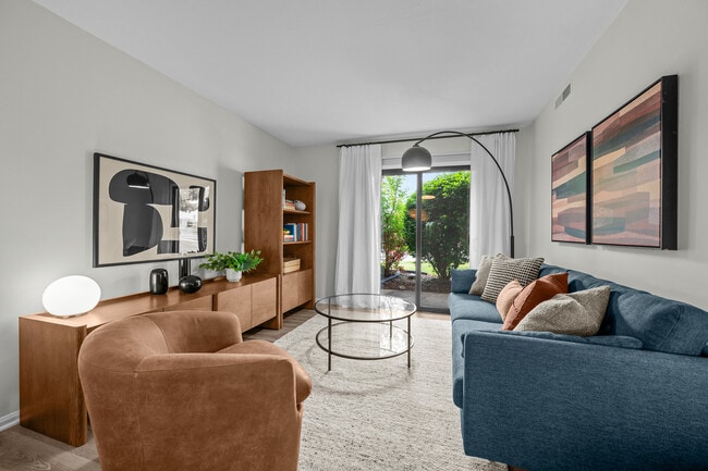 Sala de estar con patio privado - Platinum Interior - Port Crossing Apartments