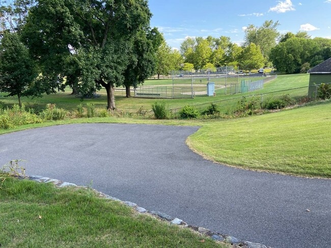 Photo - 319 Bridge St