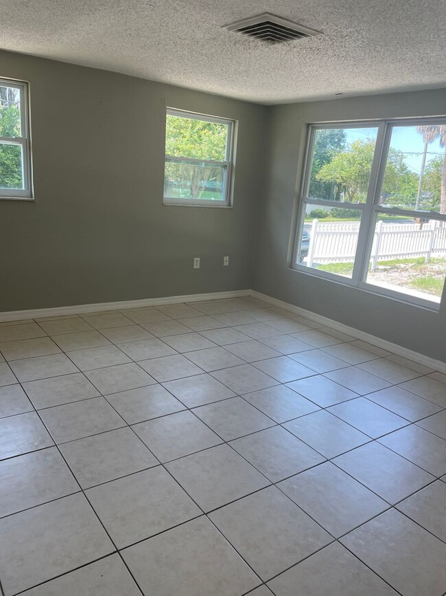 Photo - 2/1 Apartment close to downtown New Port R... Unidad 6604 VAN BUREN STREET