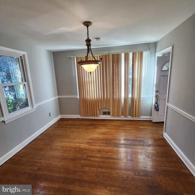 Photo - 6512 Hansford St