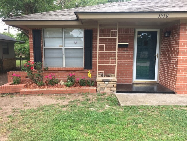 Porche delantero - 1510 NE 43rd St