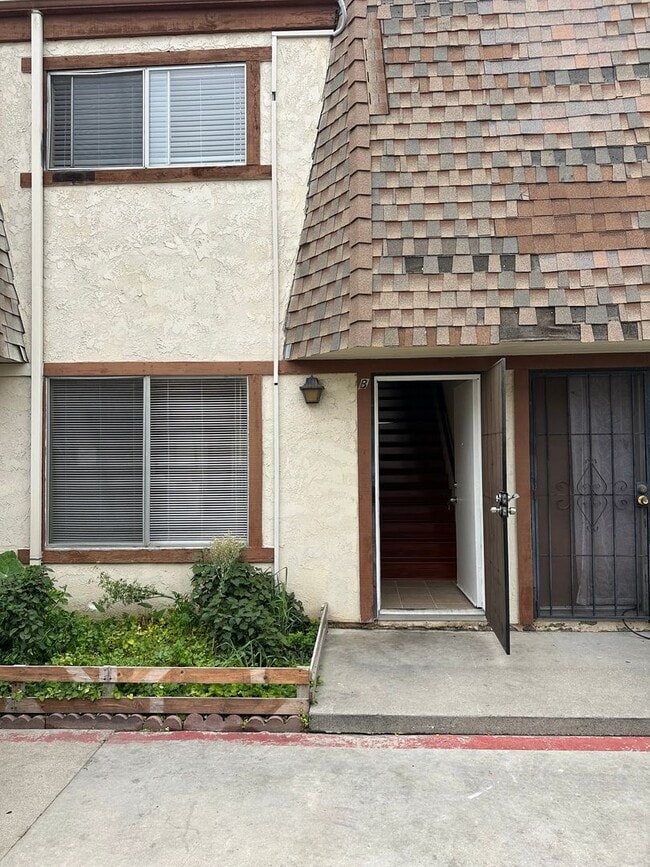 Building Photo - 2 Bedroom 1.5 Bath Townhome in Westminster