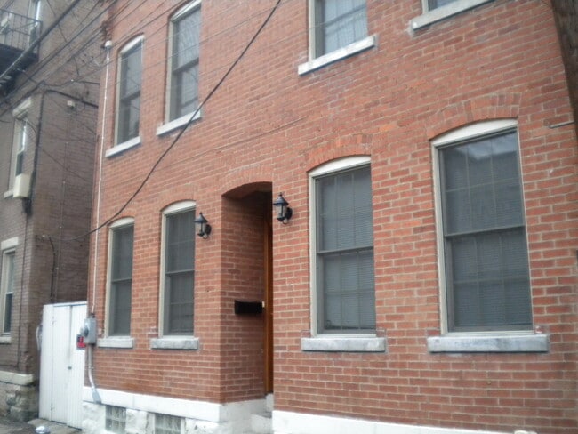 Building Photo - 5 Bedroom House in the Southside Flats!  Central Air. Washer and Dryer on Main Floor. Private Patio.