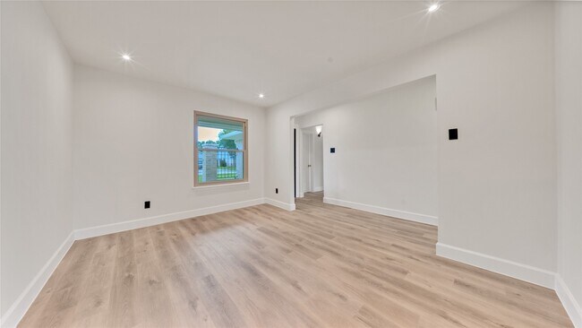 Photo - 2407 Bradford Dr