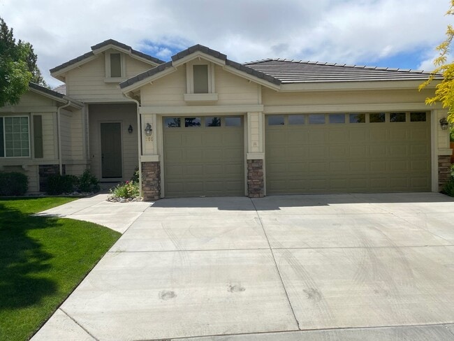 Building Photo - <b>Huge 4 Bed 2 Bath + Den Golf Course Hom...