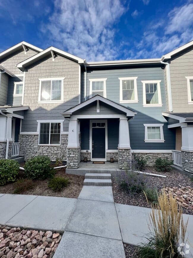Building Photo - Almost New 3BD 2.5Bath Townhouse