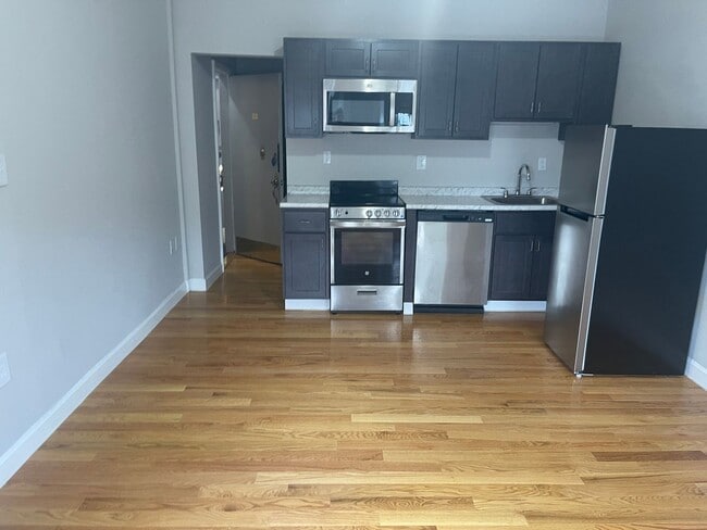 Building Photo - July NIO FEE Renovated Stainless steel kitchen Close to Band C green lines, Students ok