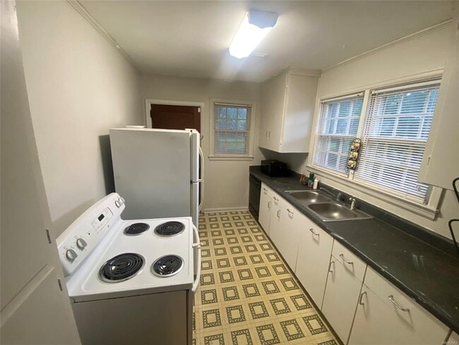 Photo - 2076 Midway St