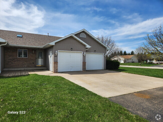Building Photo - 4 Bedroom Greenville Rental