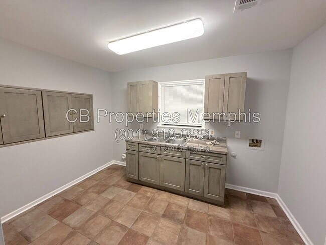 1445 Robin Hood Ln