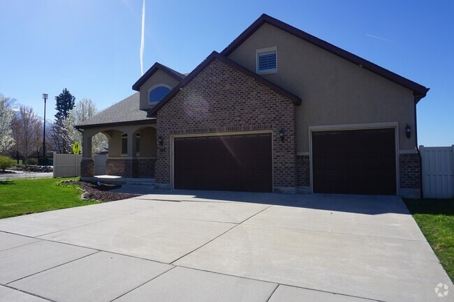 Building Photo - Gorgeous 4 Bedroom Sandy Home "Pet Friendly"