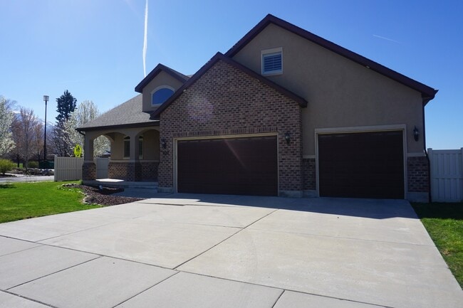 Building Photo - Gorgeous 4 Bedroom Sandy Home "Pet Friendly"
