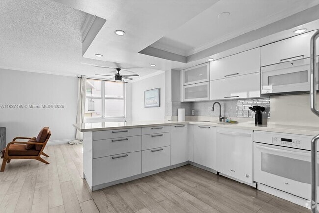 Building Photo - 9440 W Bay Harbor Dr Unit 5A Rental