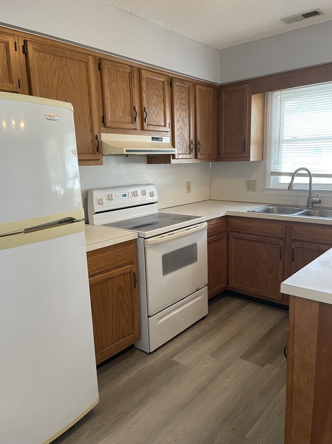 Photo - 114 W Victoria Ct