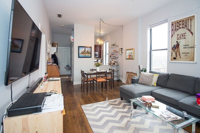 Building Photo - 2 Bedroom in Ukrainian Village /West Town / Noble Square - June 16th Unit 2R