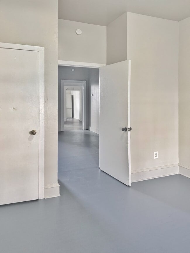 Building Photo - 422 W Allen St Unit 1