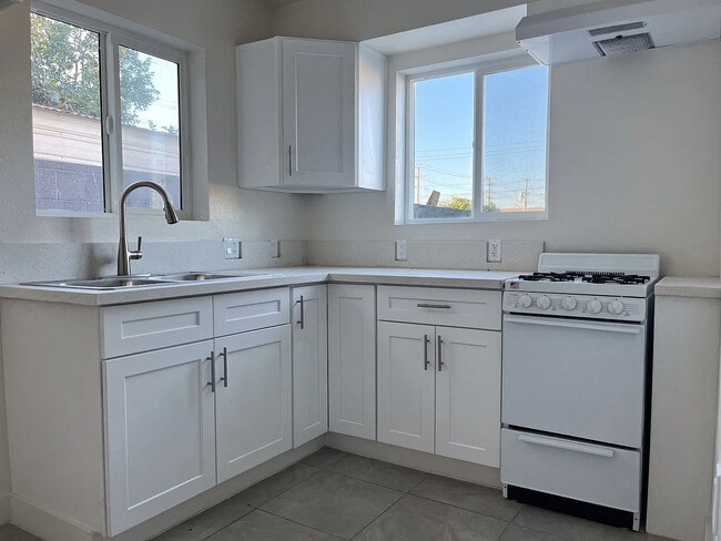 Ángulo de cocina 2 - 5017 Clara St