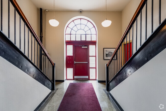 Falcon Court - Lobby