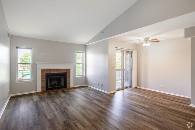 2BR, 2BA - 991SF - Living Room