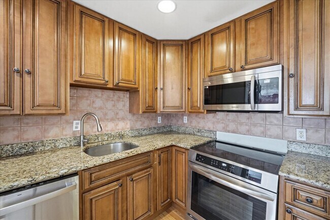 Building Photo - 90 Court House Pl Unit # 2R