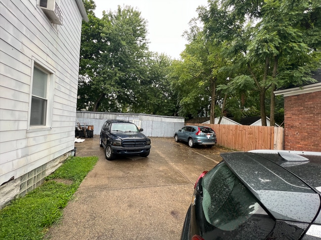 6 car driveway - 5118 Globe Ave Unit 3