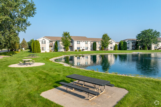 Exterior junto al lago - Emerald Park Apartamentos