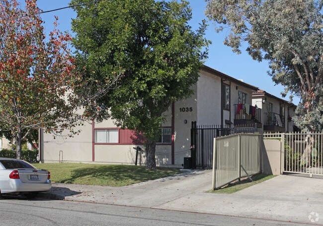 Photo - 1035 W 39th St Apartments