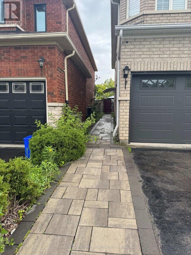 Photo - 33 Deerwood Crescent
