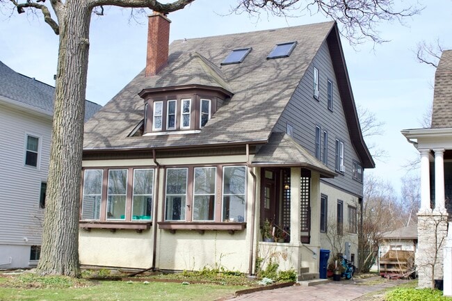 Building Photo - 1018 Oakwood Ave