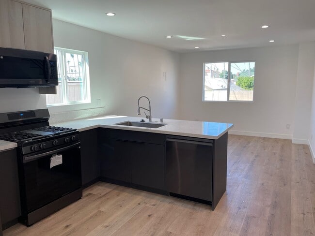Photo - REST OF OCTOBER & NOVEMBER FREE! Spacious ... Unit 1529 Winona Blvd