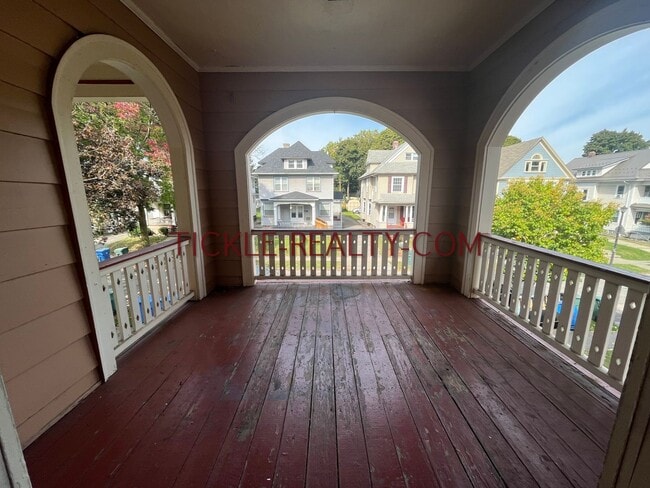 Building Photo - 126-128-128 Laburnam Crescent Unit 126-UP