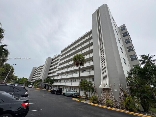 Building Photo - 1075 NE Miami Gardens Dr Unit 211