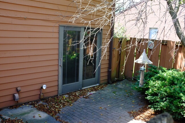 Building Photo - 3 Lyndhurst Village Ct Unit G