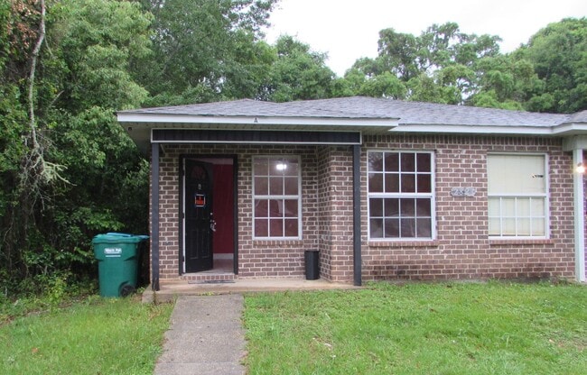 Building Photo - 3 BEDROOM DUPLEX
