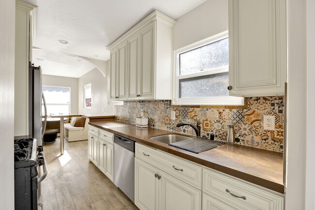 Kitchen - 319 W Chevy Chase Dr House