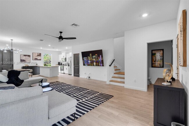 Photo - 387 NW 17th St