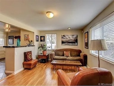 Large sunny living room with courtyard and street views - 2244 N Franklin St Rental