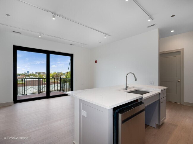 Building Photo - 3202 N Racine Ave Unit #307 Rental