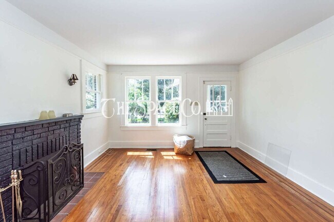 25 8th Ave