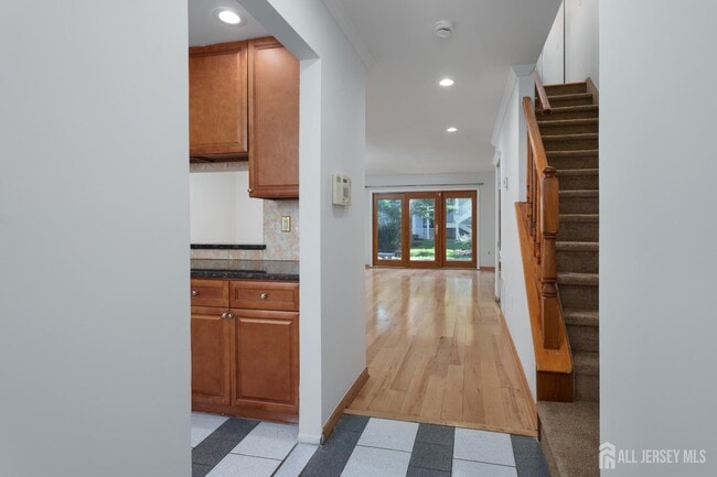Photo - 357 Hadleigh Ln