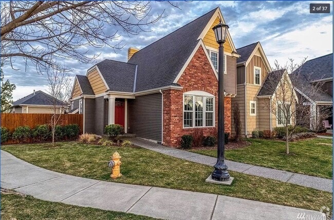 Building Photo - Impeccable 2 Bed 2.5 Bath Home With Charmi...