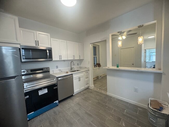 Building Photo - 1151 E 4th St Unit 1153-1 Rental