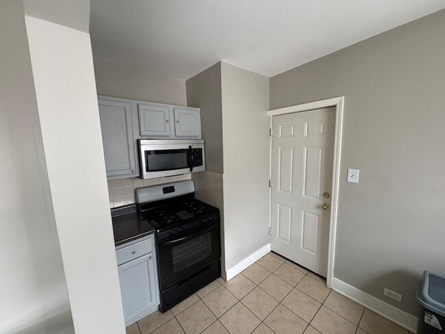 Building Photo - 2419 N Oak Park Ave