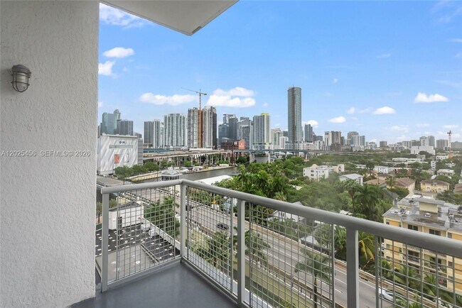 Building Photo - 10 SW South River Dr Unit 1006