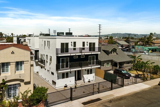 Building Photo - BRAND NEW TOWNHOUSE! One Month Free! Unit #1619 1/2