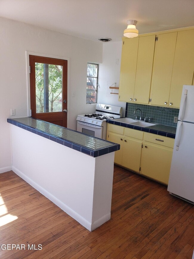 Photo - 900 W Yandell Dr