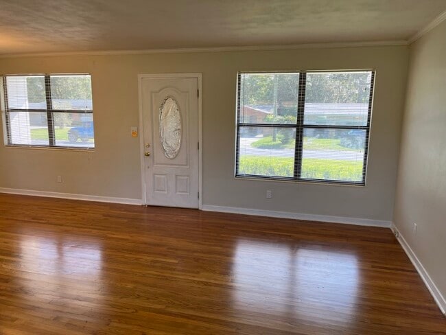 Photo - 1348 Lamanto Ave E