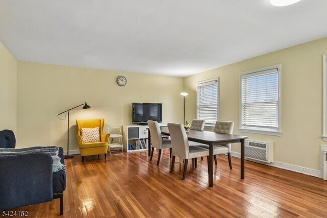 Photo - 176 Millburn Ave Unidad 1029