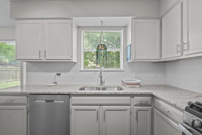 Photo - 406 Oakcrest Dr